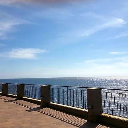 מלון On The Sea טאולאדה